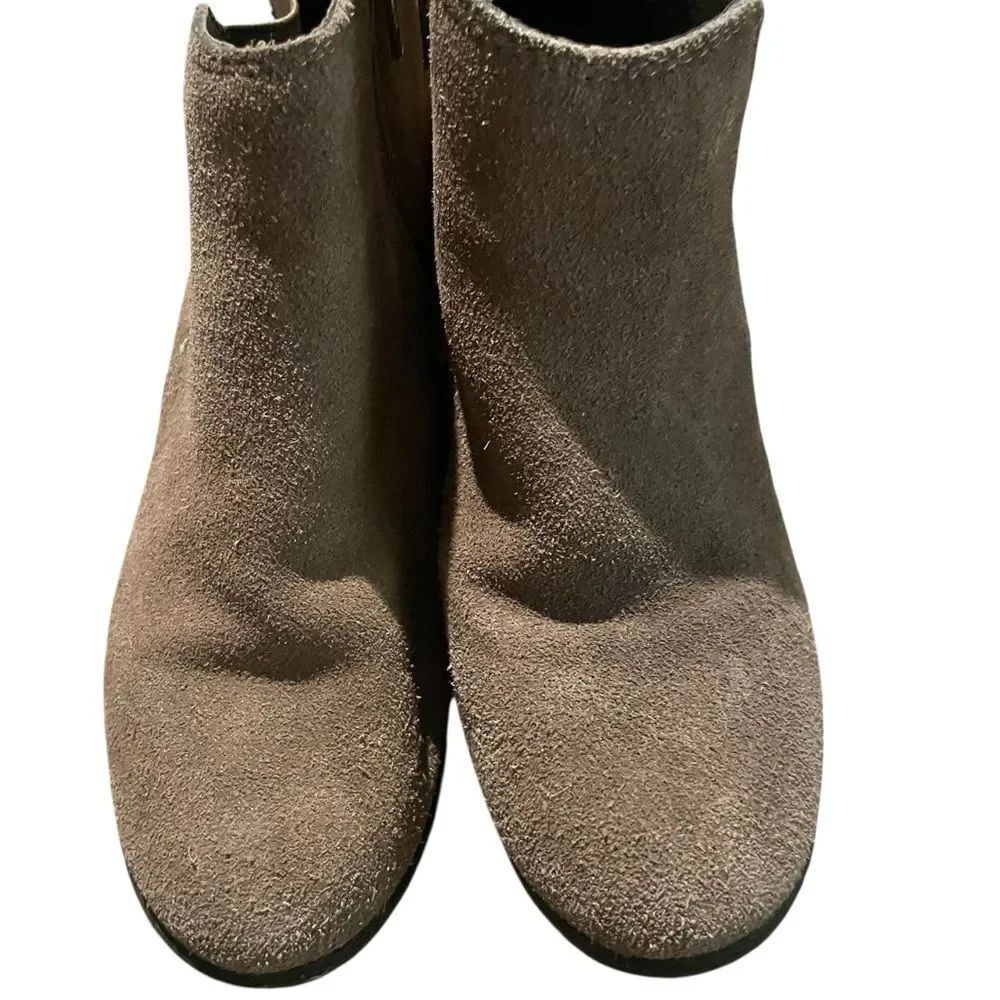 White Mountain size 8 Tan Suede Ankle Boots excellent condition